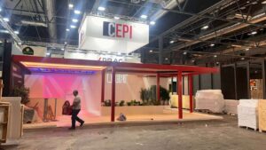 Acabando la Instalación del Stand de Veteco por Sistemas Bioclimáticos para CEPI