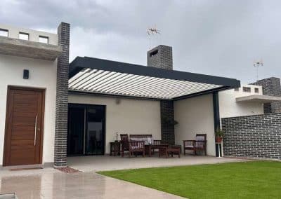 Instalación Pérgola Bioclimática en Terraza Adosada a Fachada sin postes con vuelo integrada en Diseño en Arroyomolinos Madrid