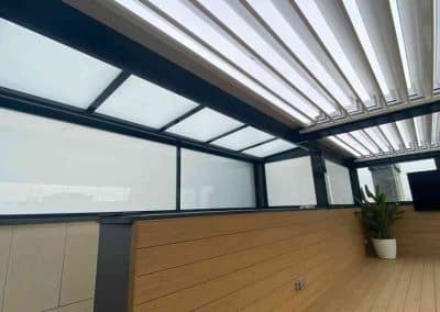 PÉRGOLA BIOCLIMÁTICA CON CORTINA DE CRISTAL Y TECHO FIJO EN ÁTICO VALDEBEBAS MADRID 2