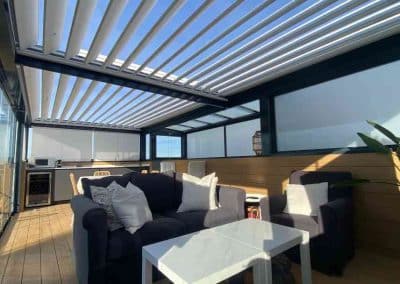 PÉRGOLA BIOCLIMÁTICA CON CORTINA DE CRISTAL Y TECHO FIJO EN ÁTICO VALDEBEBAS MADRID 5