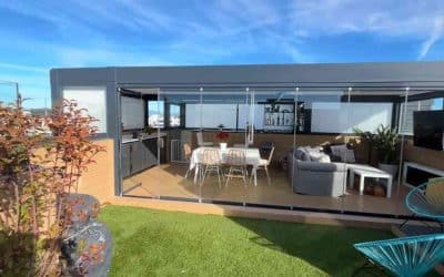 Instalación de Pérgola Bioclimática con Techo Fijo de vidrio y Cortina de Cristal en un Ático de Valdebebas en Madrid