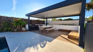 PÉRGOLA BIOCLIMÁTICA CON TECHO FIJO DE PANEL SÁNDWICH CHALET EN TORRELODONES MADRID 1