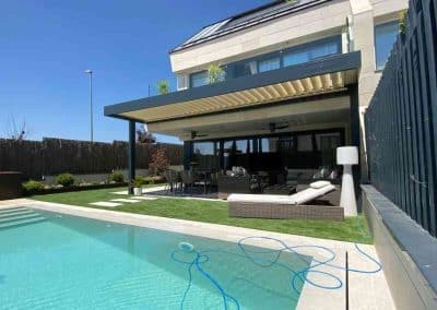 PERGOLA BIOCLIMATICA ORIENTABLE PILARES DESPLAZADOS CHALET LA MORALEJA MADRID 3