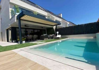 PERGOLA BIOCLIMATICA ORIENTABLE PILARES DESPLAZADOS CHALET LA MORALEJA MADRID 5