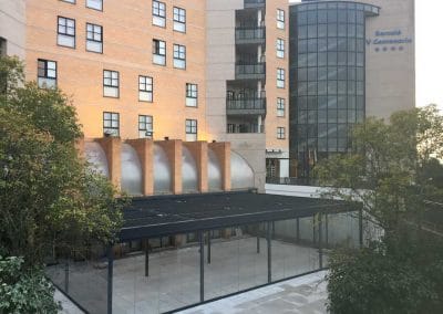 Pergola bioclimatica y cortinas de cristal en hotel