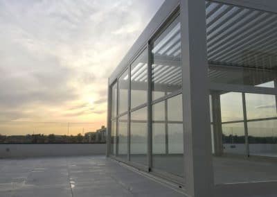 Pergola bioclimatica y cristal en atico